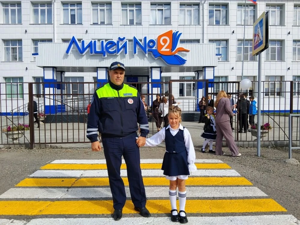 В День знаний сотрудники Госавтоинспекции обеспечивали безопасность дорожного движения ...