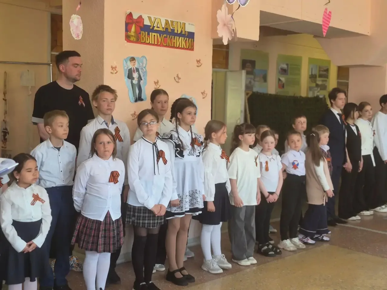 В магаданской школе № 21 состоялась торжественная линейка «Мы этой памяти верны», посвя...