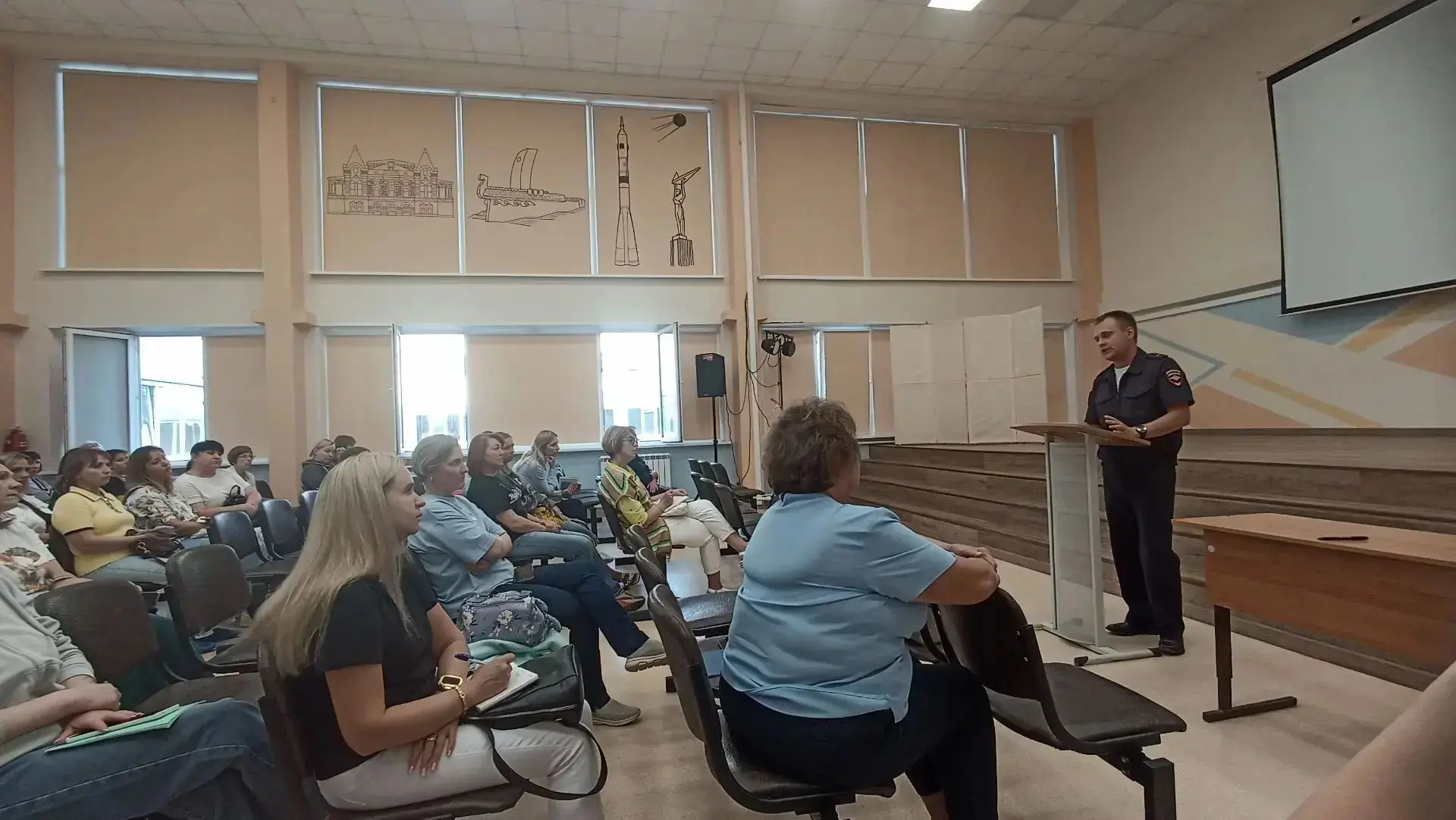 Полицейские провели профилактическую беседу на родительском собрании в Самаре