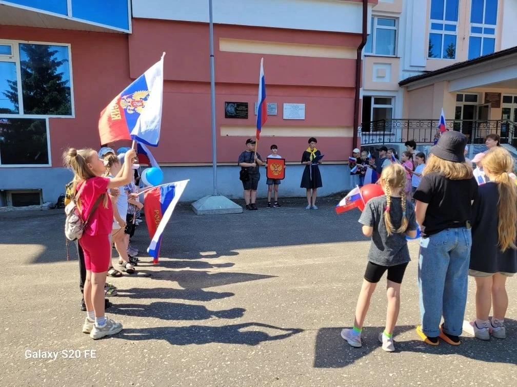 В лагере «Радуга» 🌈прошла торжественная линейка, посвящённая Дню России! 🇷🇺

☝Ребята окунулись в 