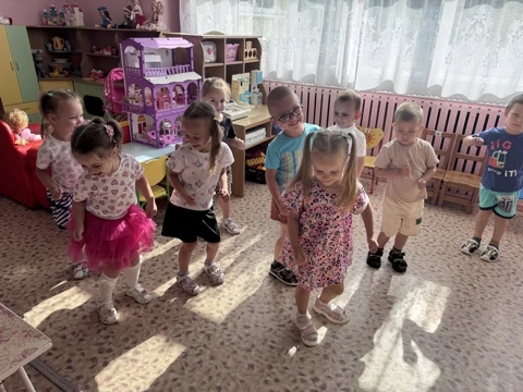 17 июля в средней группе «Капитошки» прошел тематический «Морской день». Ребята познакомились с мног