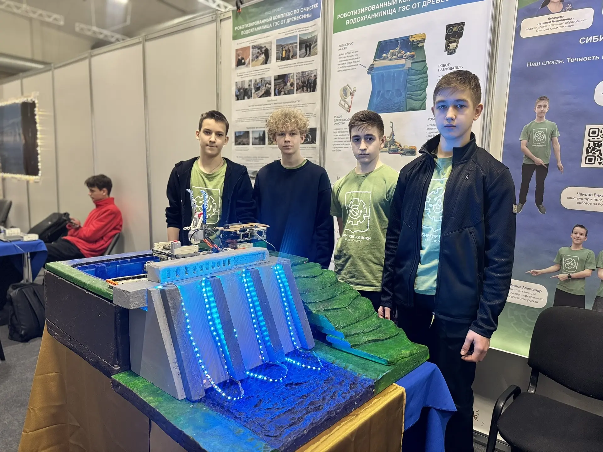 ДЕТИ ПРОГРАММИРУЮТ РОБОТОВ  В Красноярске сегодня открылся Сибирский чемпионат по робототехнике «Инж
