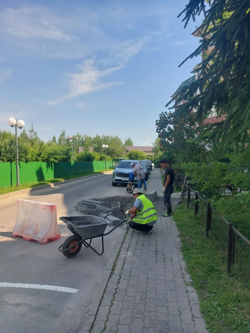 Уважаемые жители МКД!
Дом 4 подъезд 2 
Начались работы по ремонту аварийного участка асфальтового по