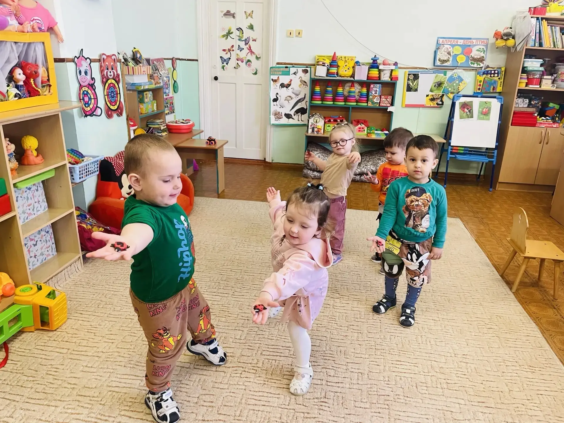 🐞 Творчество в 1 младшей группе: «Божья коровка». 
Сегодня мы с ребятами превратились в маленьких с