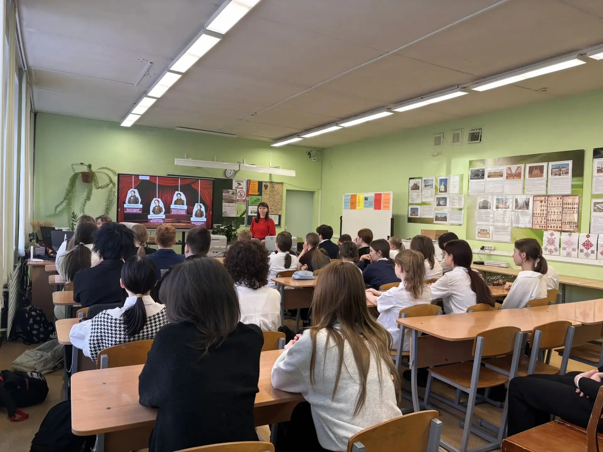 ПОНЕДЕЛЬНИК🇷🇺 РАЗГОВОРЫ О ВАЖНОМ🇷🇺  23 марта во всех школах страны прошёл классный час из цикла «Раз