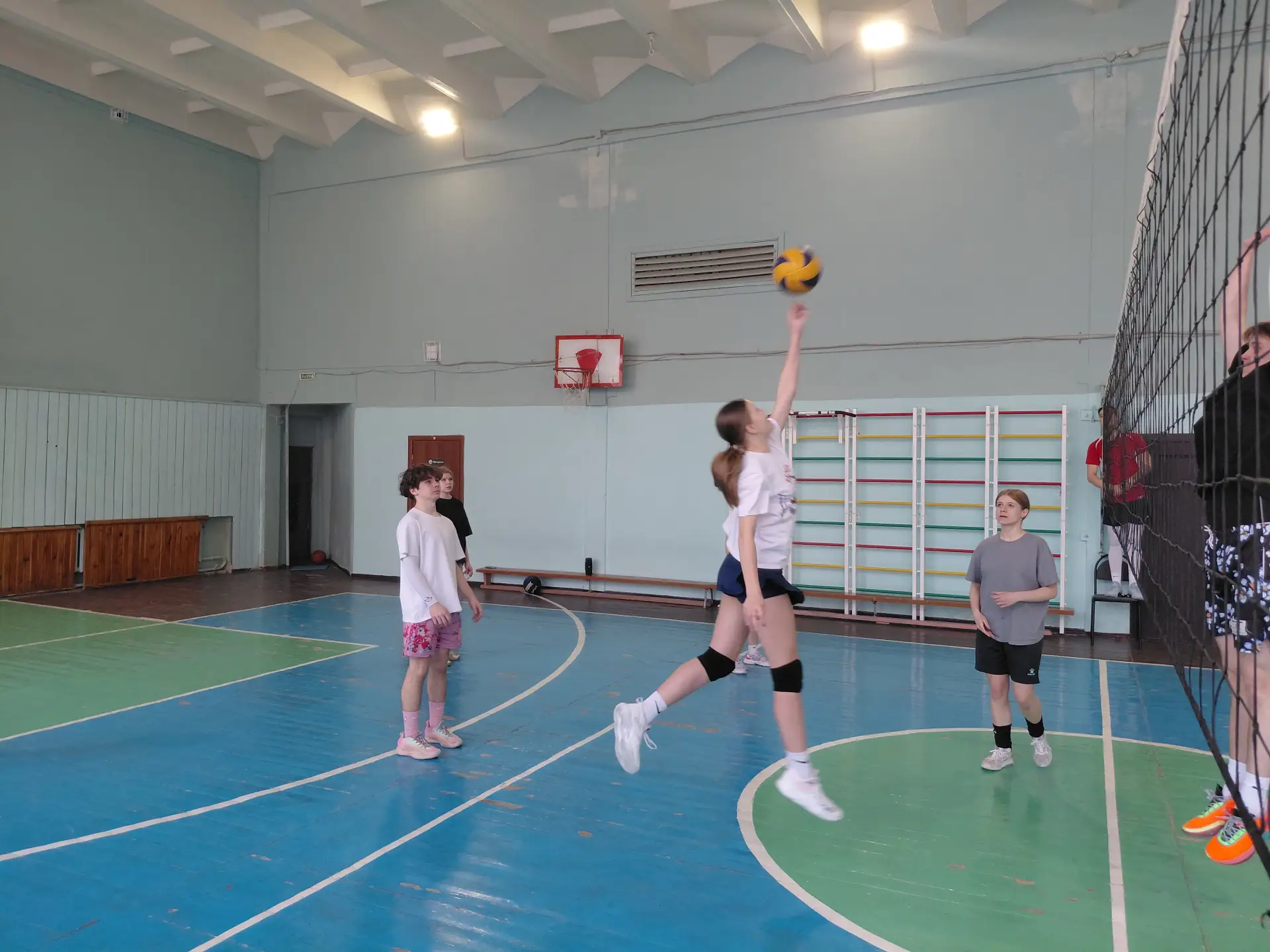 Несмотря на весенние каникулы жизнь в школе кипит! 1 апреля состоялся турнир по волейболу среди сбор