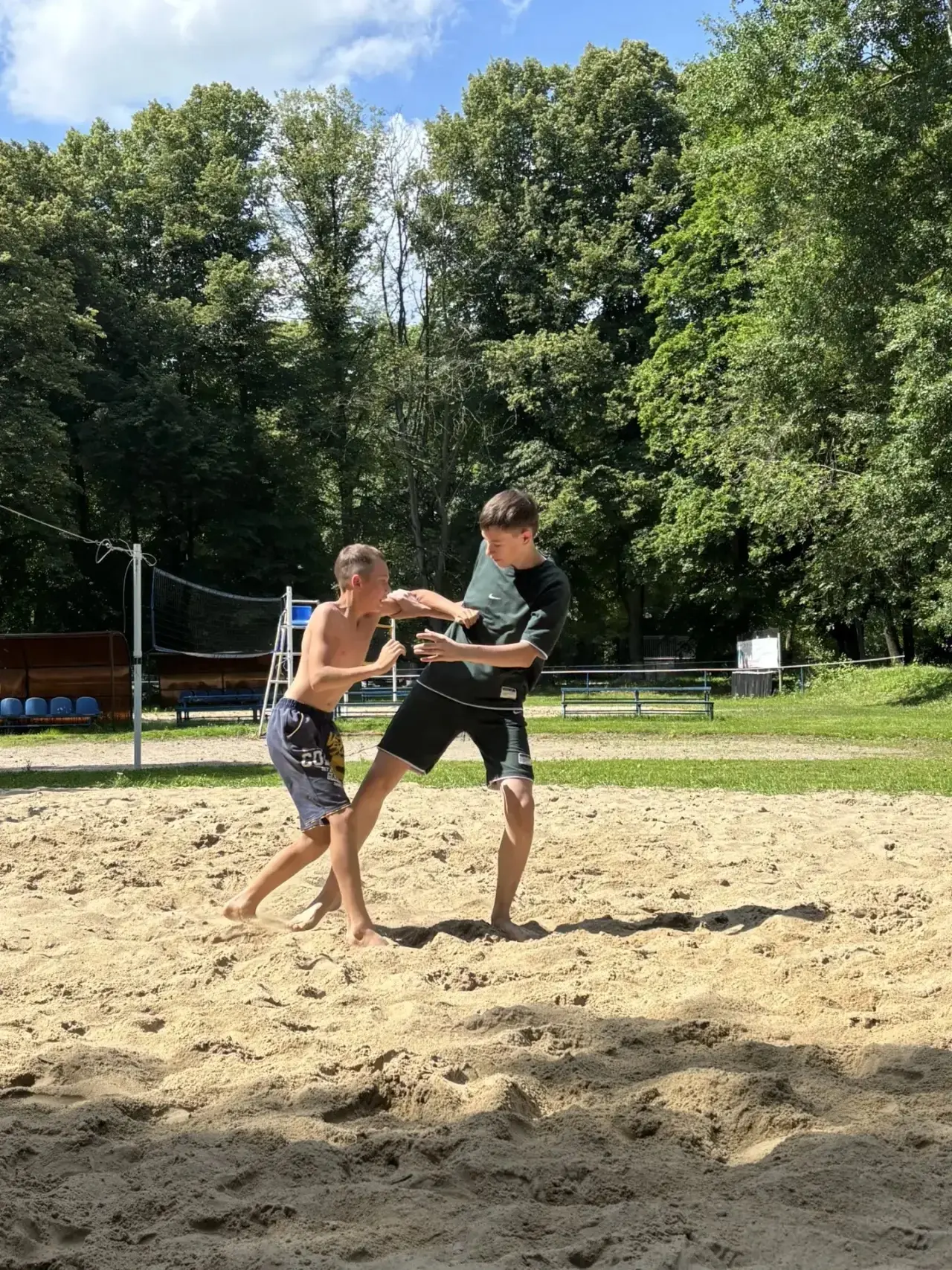 Пляжное самбо 🏖️🥋

📋 История дисциплины берет старт в 2014 году. Дебют состоялся на IV Пляжных Аз