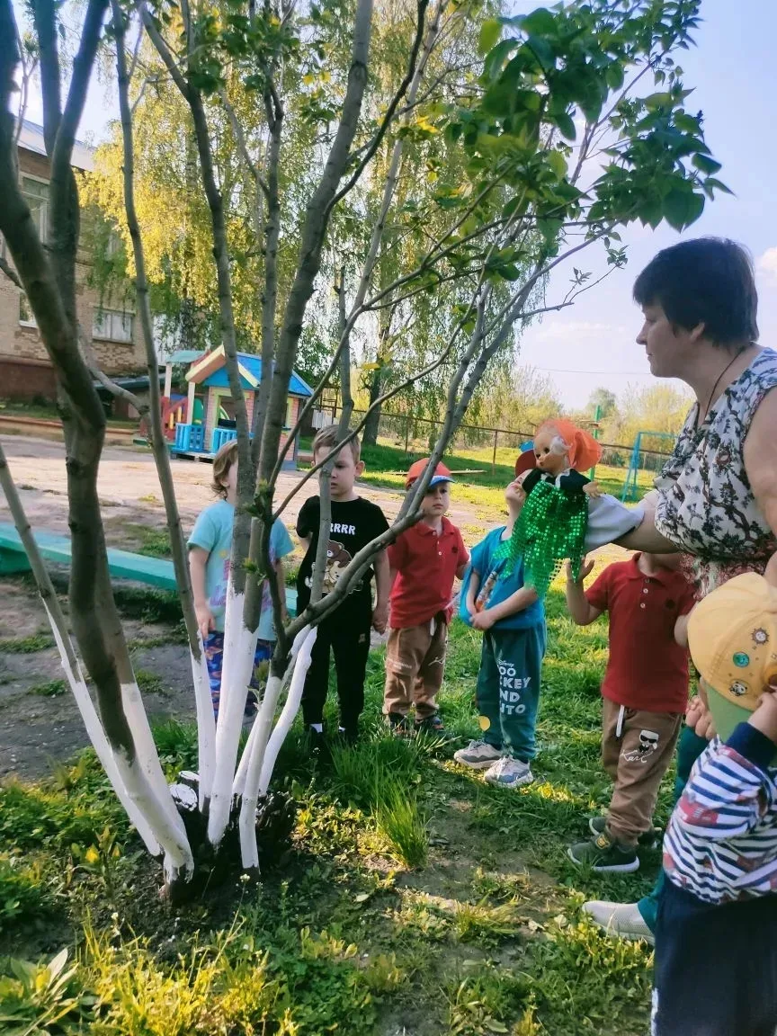 К детям группы "Ромашка" на прогулку пришла в гости сказочная героиня Эколят Ёлочка.