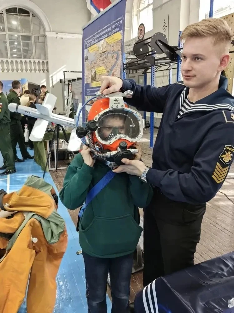 Сегодня группа обучающихся нашей школы (5Б, 5А и 9Б классы) посетили день открытых дверей в Военно-к