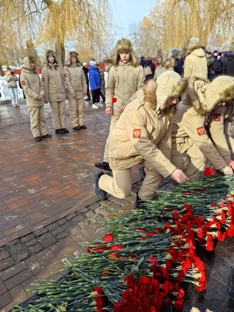 23 февраля учащиеся нашей школы — члены юнармейского отряда имени Героя Российской Федерации Д. Е. И