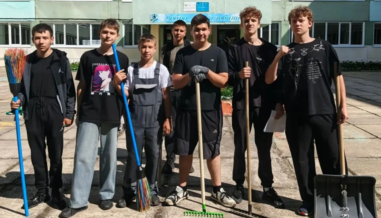 Сегодня трудовой отряд вышел на уборку школьного двора...Спасибо за работу, ребята!!!
