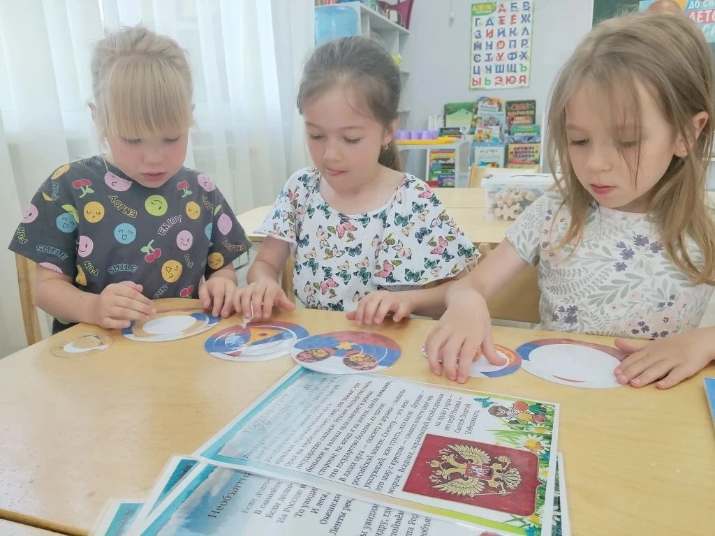 ✨В преддверии Дня России🇷🇺 в группе "Лесовичок"  прошёл тематический день, посвящённый этому замеч