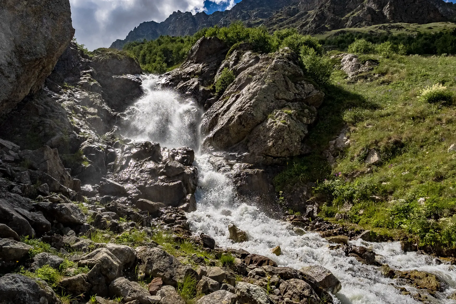 ⛰ КОЛОРИТЫ ГОР Лифт для машин, громогласные водопады и дикая тишина — это ущелье Адыр-Су в Кабардино