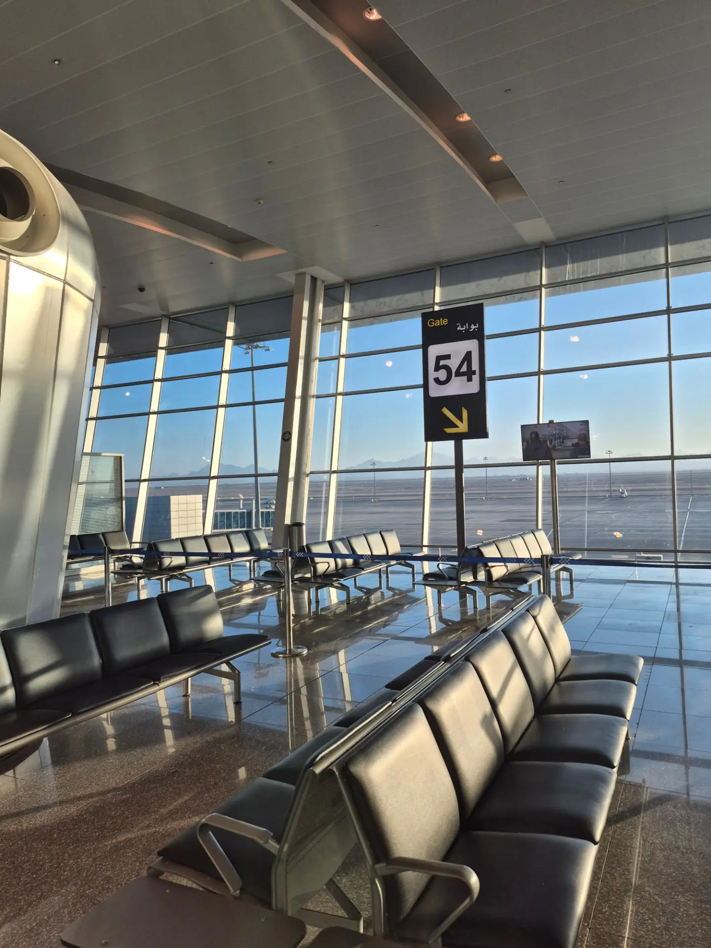 перелет-туда (самый первый полет Эммы)

🛫В день вылета мы встали поздно, около 9 утра, и днем дали 
