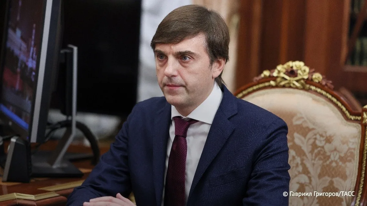 Никакого искусственного "выдавливания" из школ после 9-го класса не будет, заявил Кравцов.