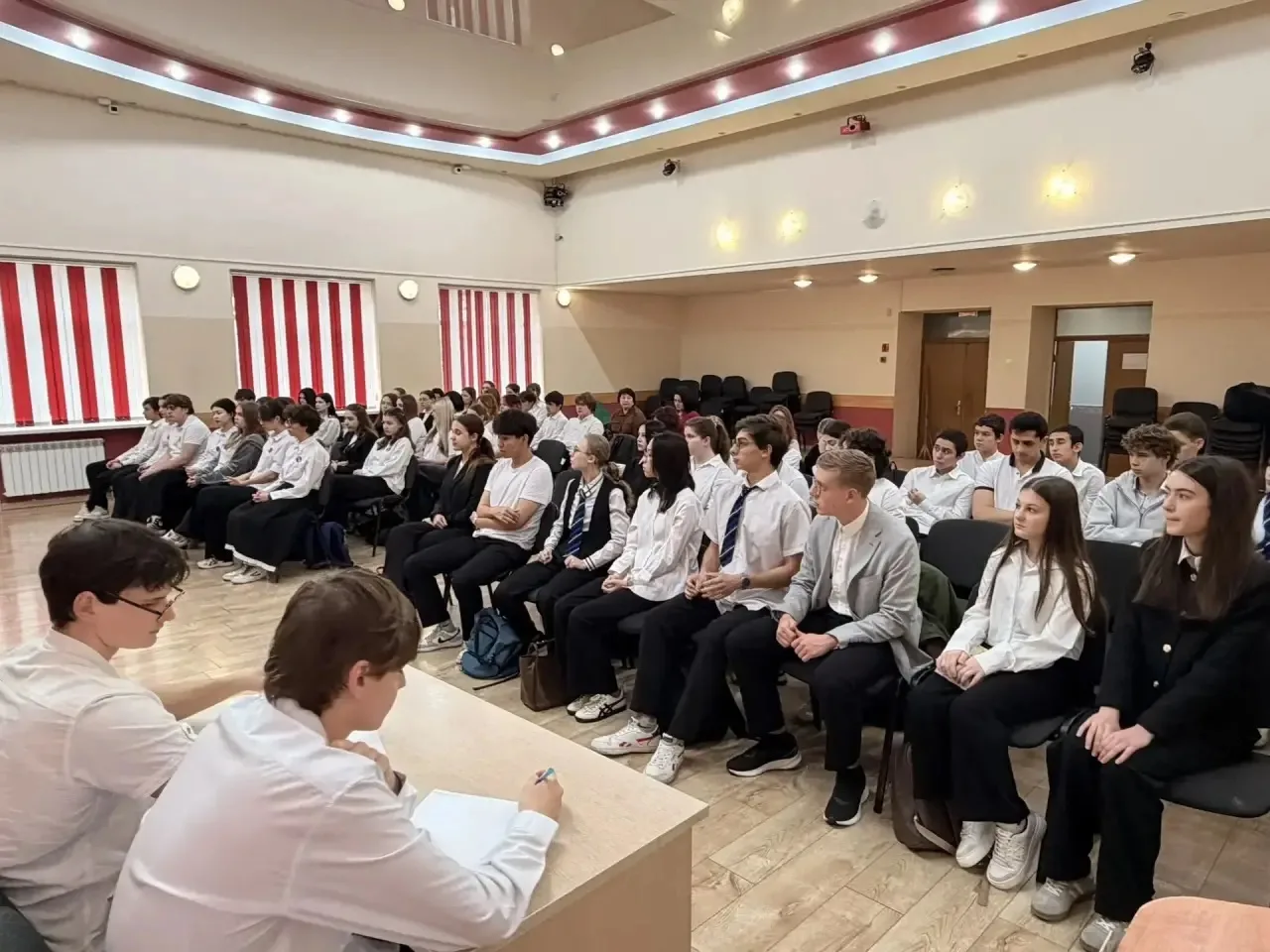 ИТОГИ ЛИТЕРАТУРНОЙ БИТВЫ: 10 «Б» ПОКОРЯЕТ «ВОЙНУ И МИР»!  Сегодня ко дню Поэзии в нашей школе прошла