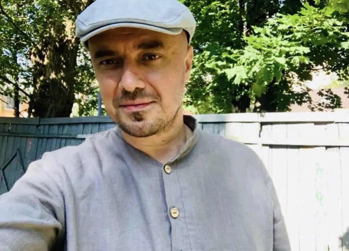 Лето подобно древнему греку,
Преподаёт латынь:
Петух выпевает: «Кидайся в реку!»
Совы кричат: «Аминь