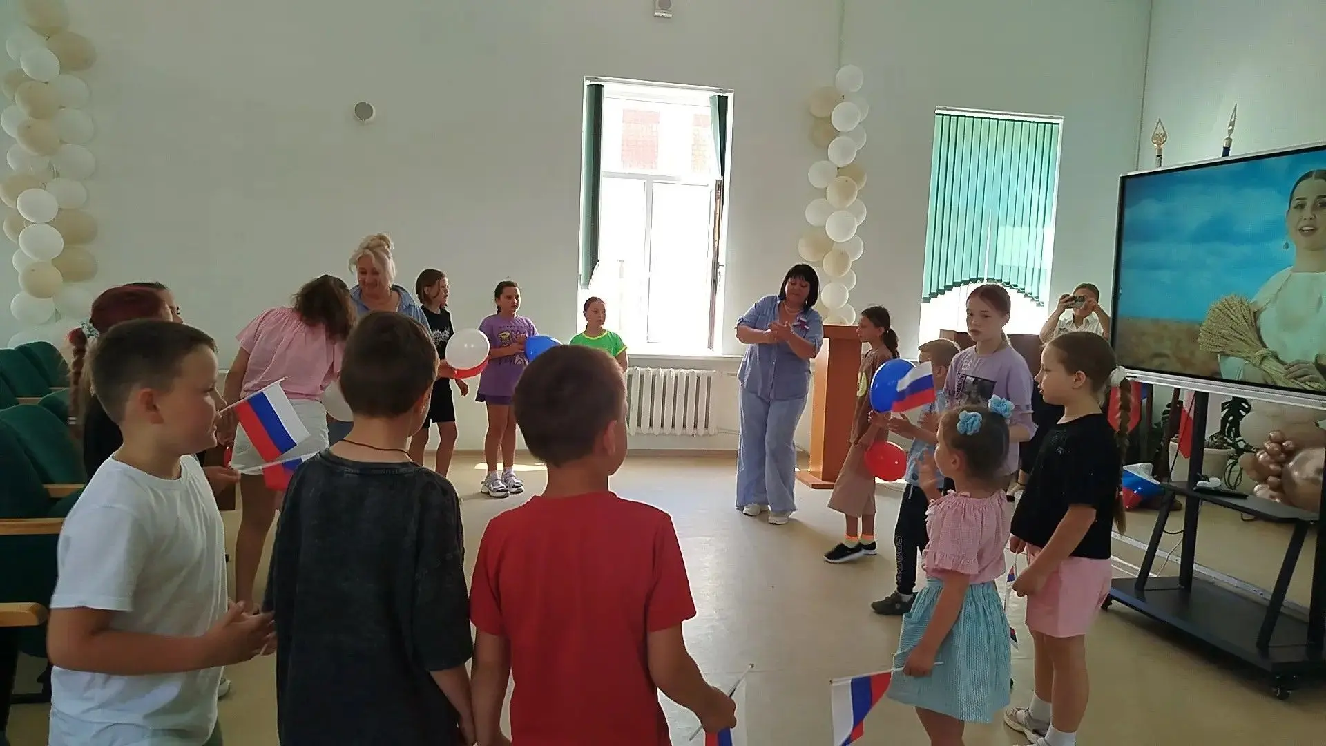 Раздолье для детворы! 🦢 «Алые паруса» вспомнили русские народные игры