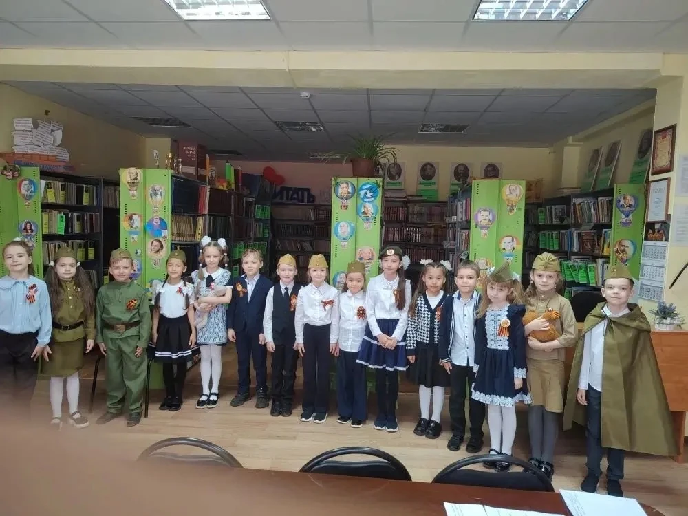 В начальной школе прошел конкурс чтецов "История Победы в стихах". Ребята читали стихи о тех, кто в 