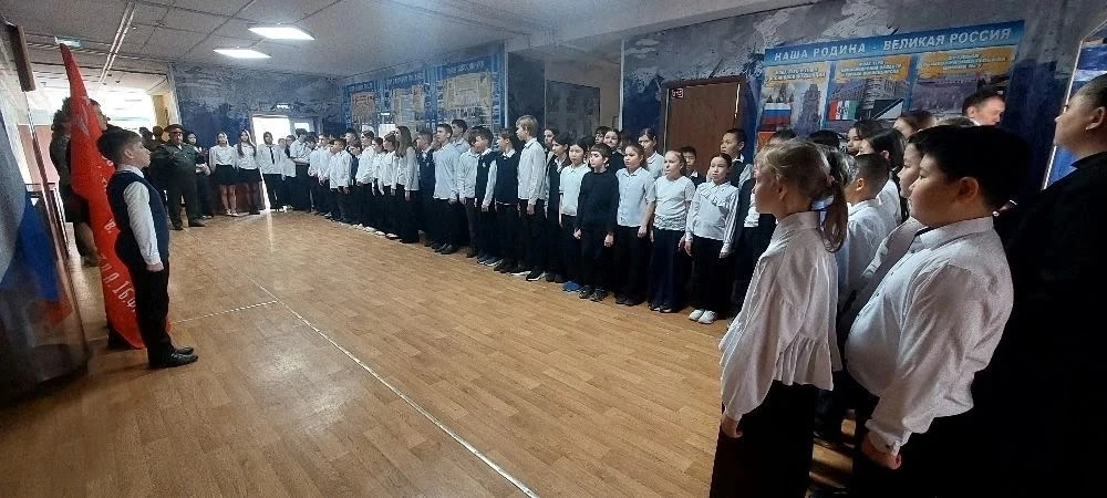 Огромная ответственность ложится на тех, кто берёт в руки копию знамени Победы! Почётное право приня