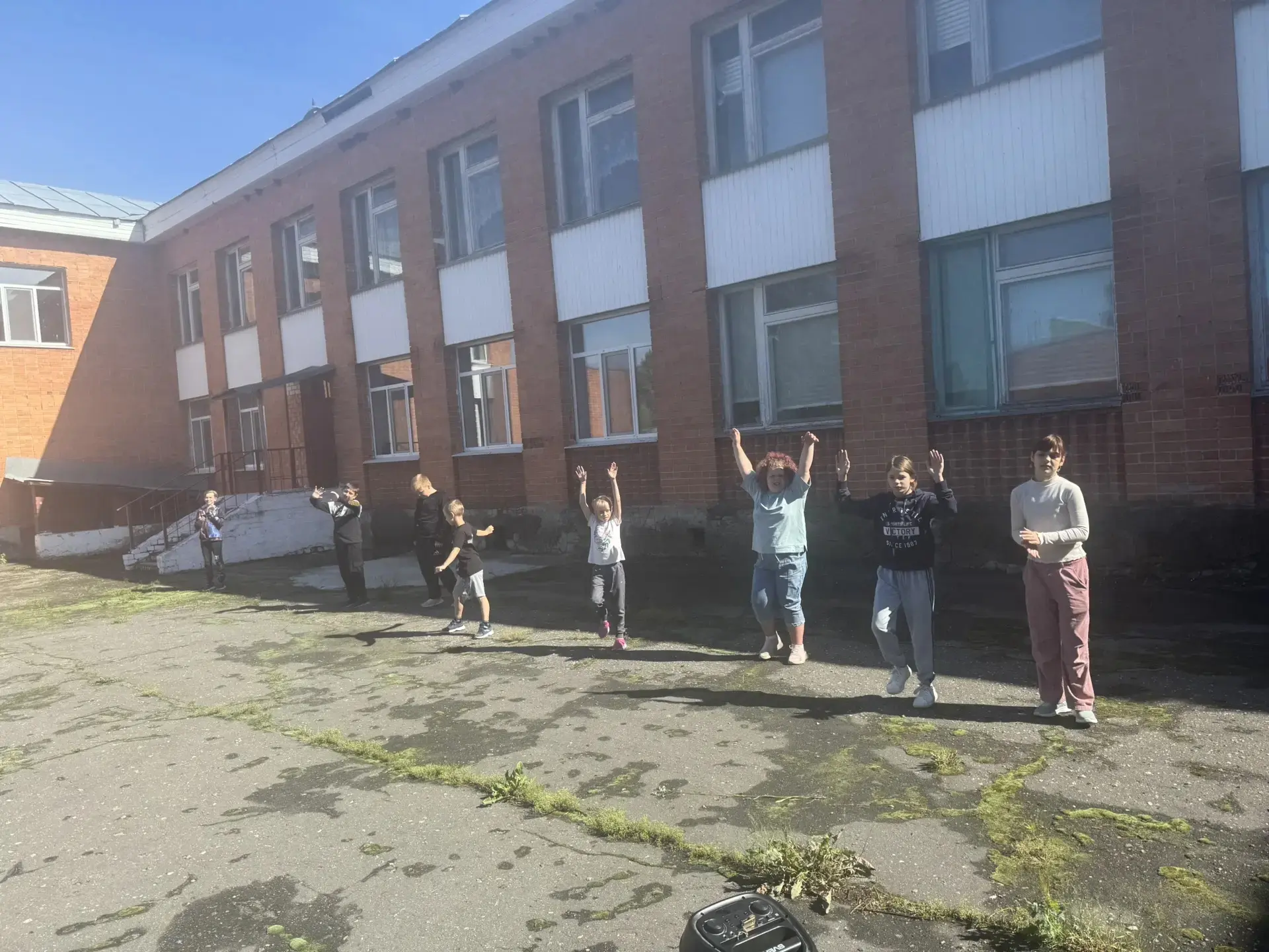 14 день лагеря- «День умелых ручек» 😴начался традиционно с зарядки. 🧑‍🩰Ребята импровизировали под