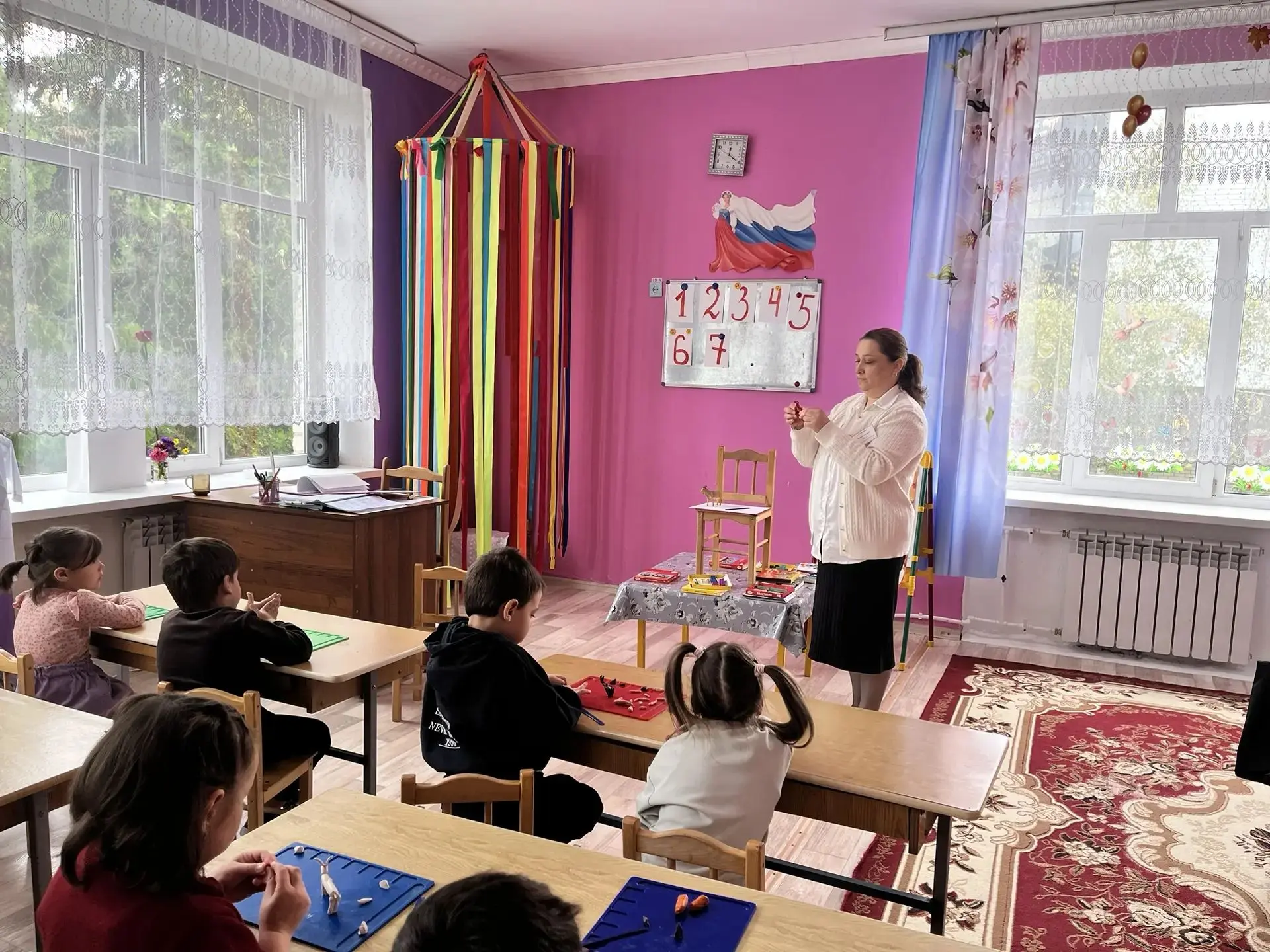 Занятие по лепке в старшей группе «Пчелка»