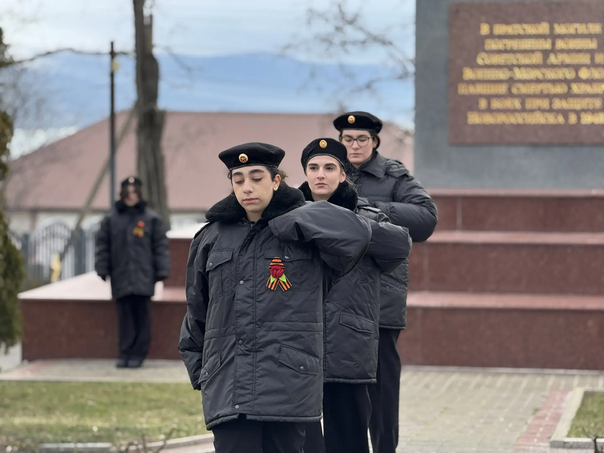 ПОЧЕТНЫЙ КАРАУЛ. ГОРДОСТЬ И ПАМЯТЬ.  Сегодня учащиеся 11 «А» класса нашей гимназии несут почетный ка