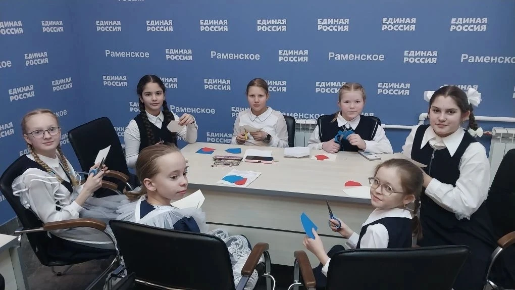 ⚡️«Тепло для героя»: совместный мастер-класс школьников и местного отделения партии «Единая Россия» 