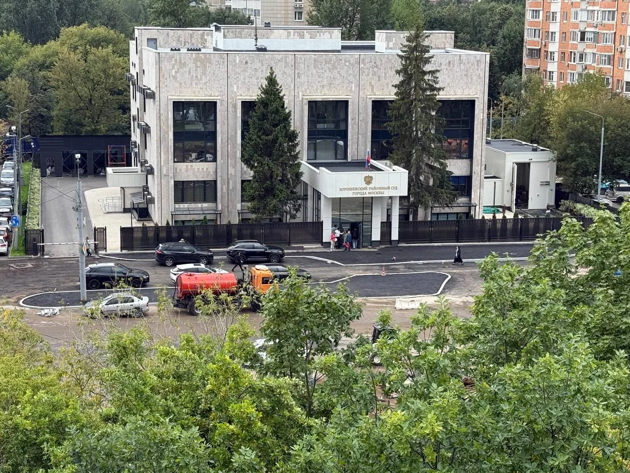 Зачем этот заасфальтированный островок надежды (где столб) напротив суда, а? Лучше бы г...