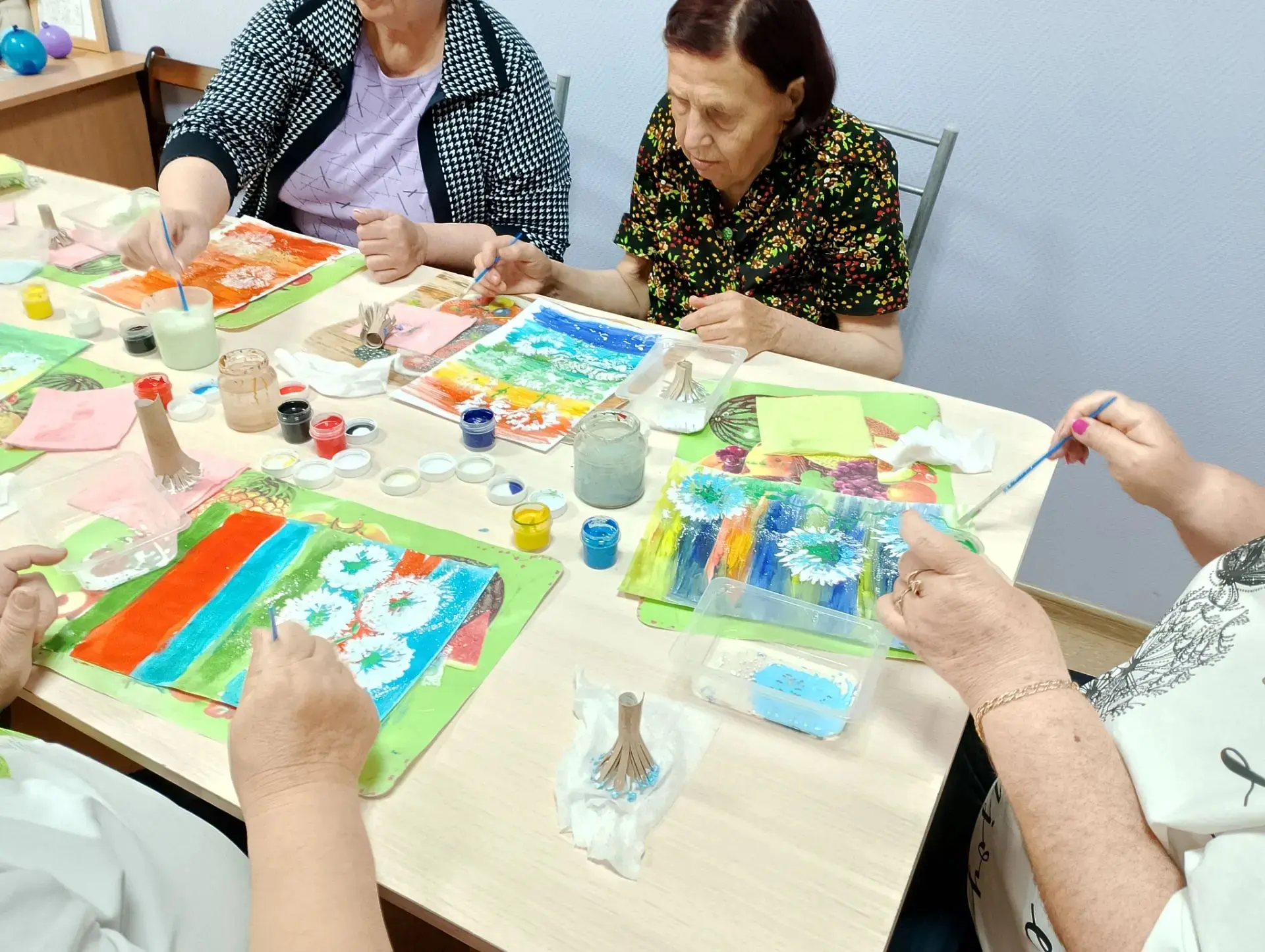 🎨 20 августа в СРО «Рассвет» на трудотерапии прошло нестандартное занятие по рисованию...