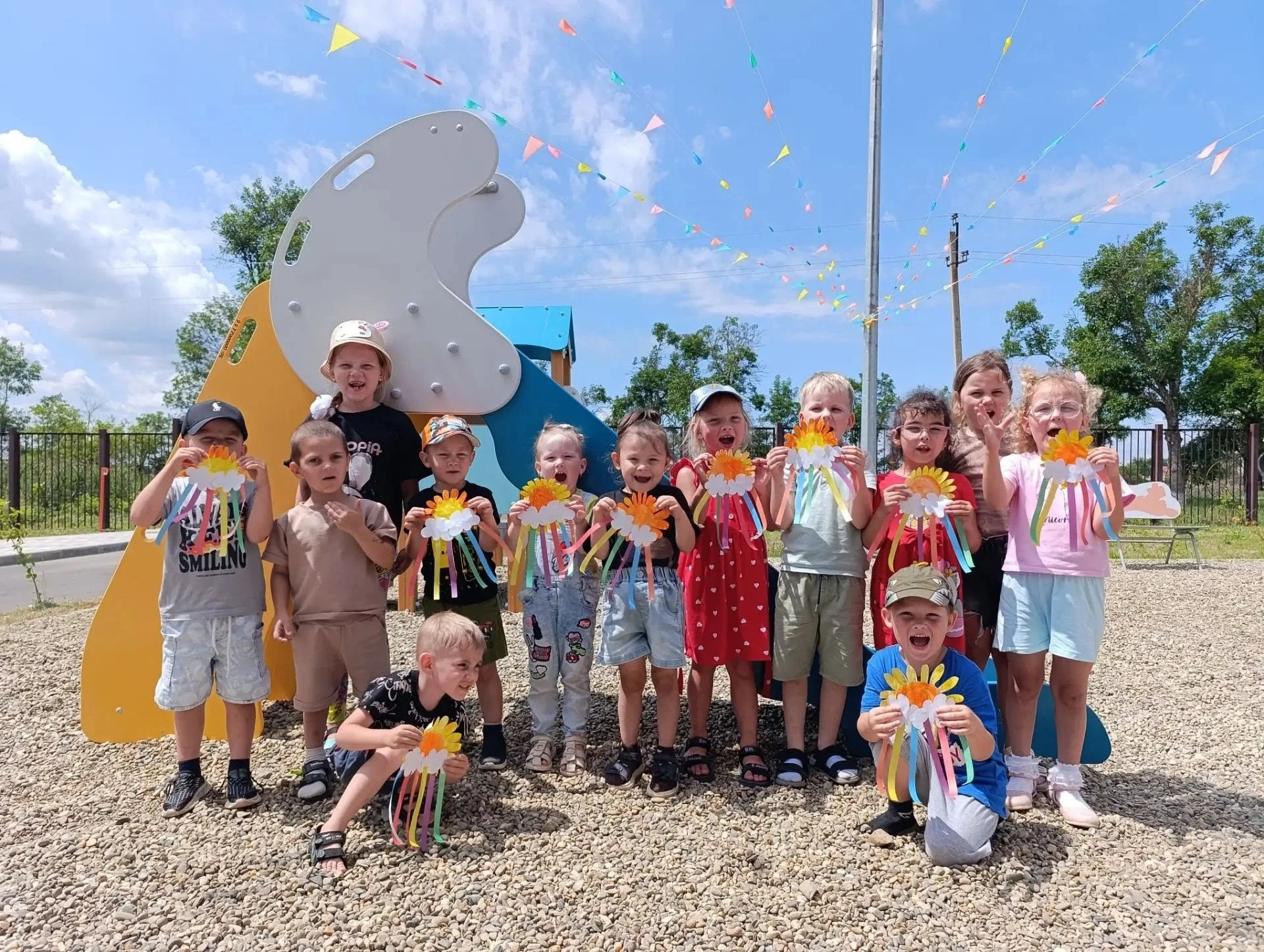 В группе №4 прошло занятие на тему "🌈Радужное 🌞солнышко пришло к нам в гости☺️".
Ребята создали яр