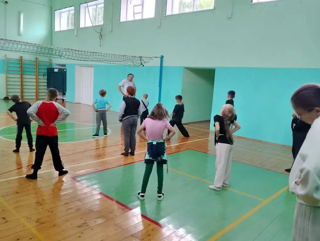 В пришкольном лагере «Улыбка» прошёл насыщенный день: энергичная утренняя зарядка, патриотическая ак
