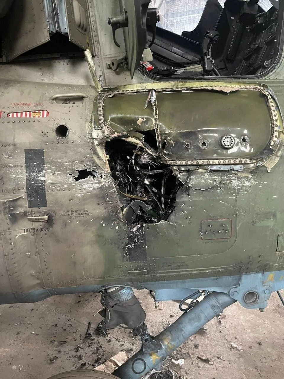 Результат попадания дрона-камикадзе рядом с кабиной вертолета Ми-28Н ВКС России, опубли...