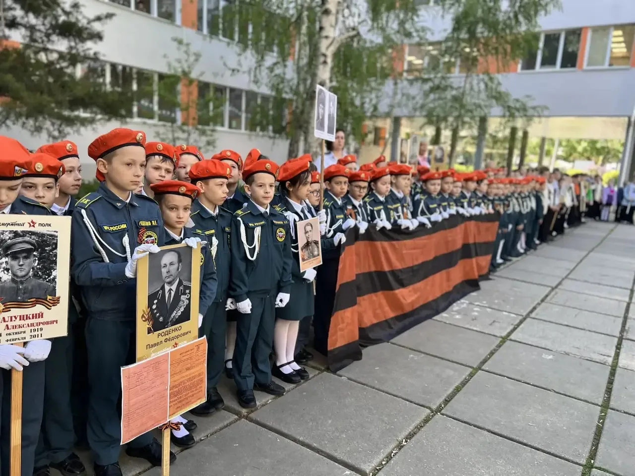🎵 Песни победной весны  🇷🇺 В МБОУ «Школа-гимназия, детский сад № 25» прошёл трогательный Парад Побед
