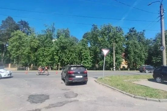 В Коврове водитель на Hyundai сбил спортсмена на дорожном снаряде «КУГО» ‼️