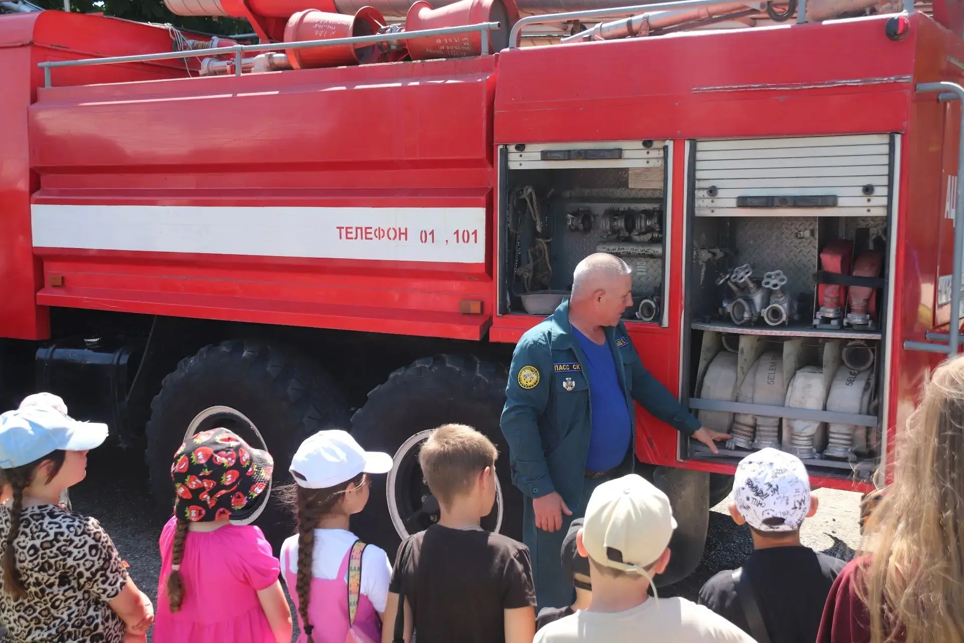 Сотрудники пожарной части № 105 села Тищенского провели урок безопасности для детей

Пожарные посети