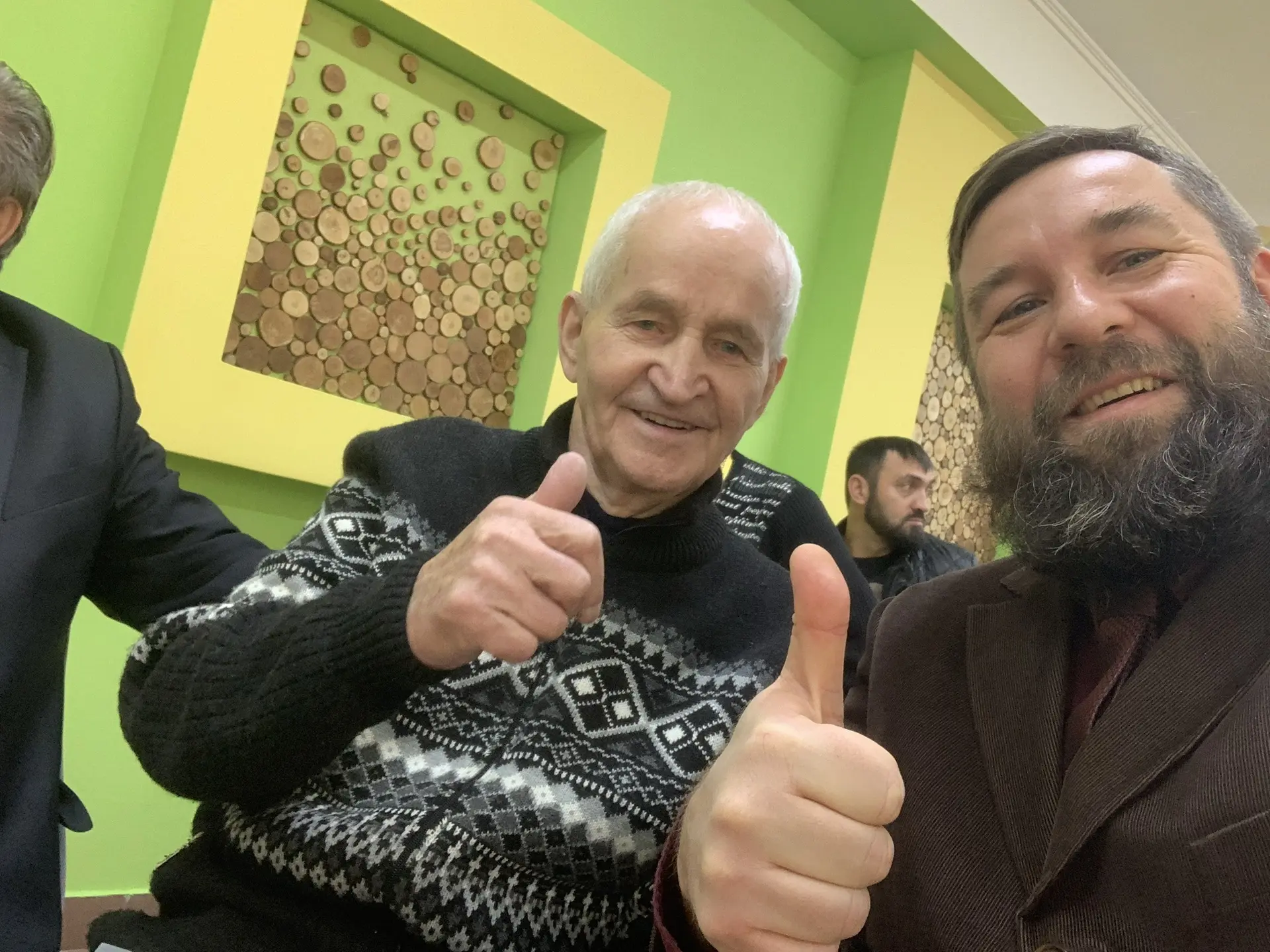 Однажды Владимир Георгиевич рассказал о  своем распорядке дня:
Спит мало, когда приходит любая мысль