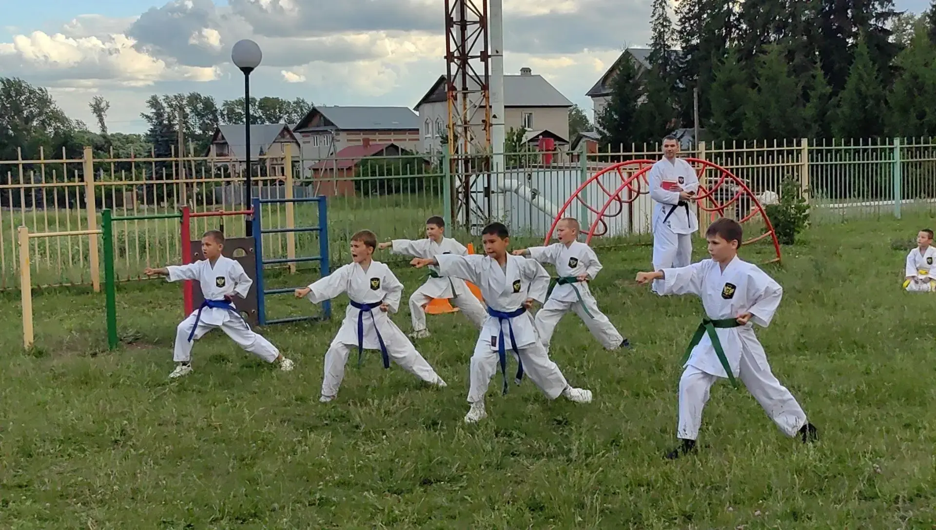 📌 24 июня
Наши выпускники, а сегодня воспитанники спортшколы Яшьлек, которые посещают секцию каратэ