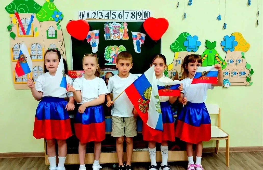 В нашем детском саду прошли занятия, посвящённые Дню России!  👫❤️Воспитатели провели с ребятами бес