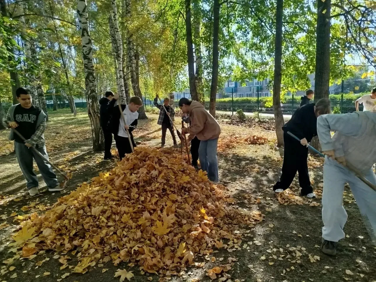 🍂🍁 Осень - пора уборки: в сельских поселениях продолжается уборка территорий!