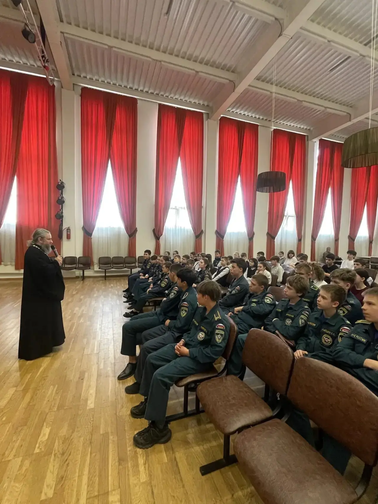 14 мая состоялась беседа отца Николая  о Пасхе в школе — это образовательная встреча, знакомящая уче