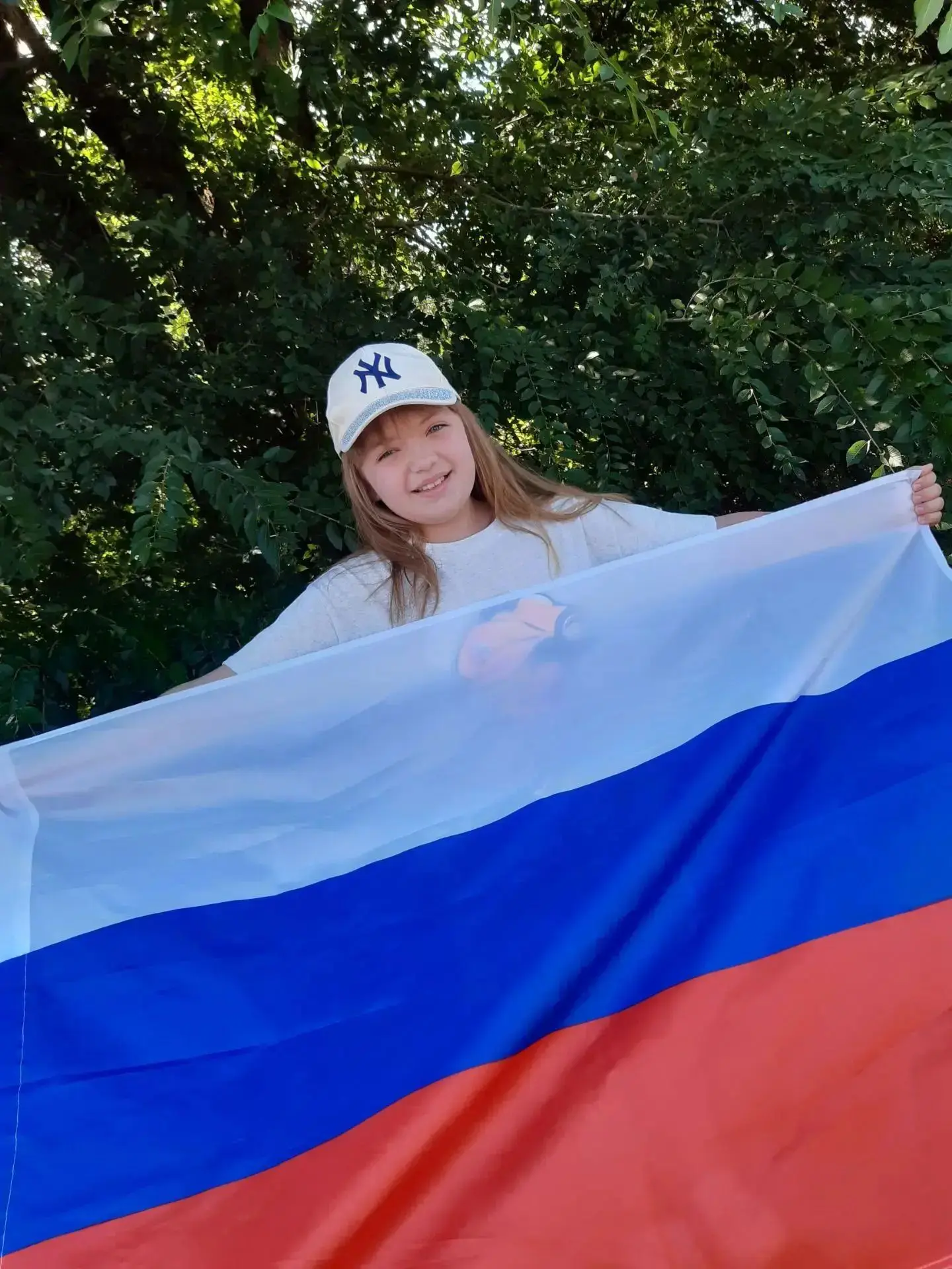 Ученица 5 "В" класса Холопова Анна, приняла участие в акции #ДеньФлагаРоссии
