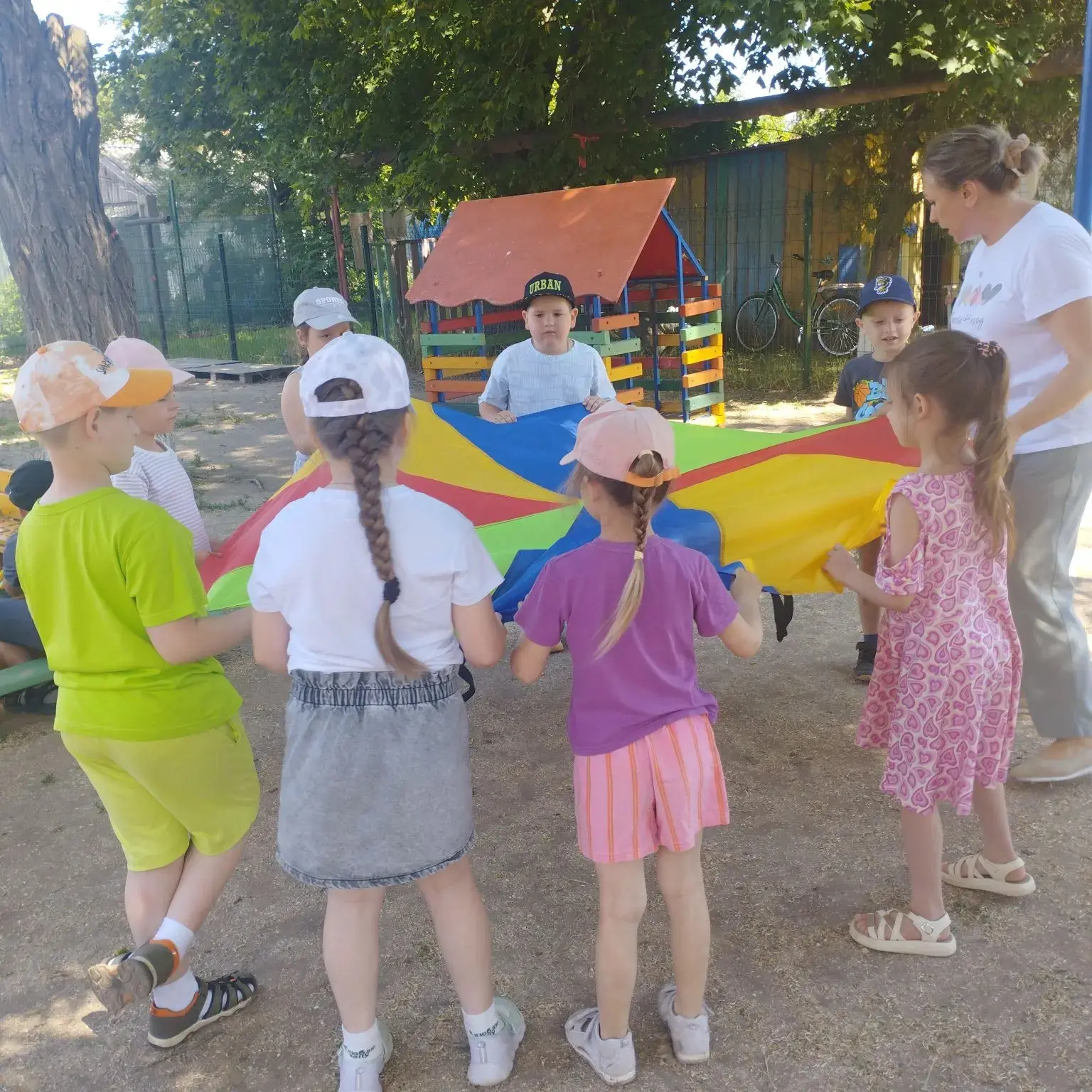 🌞 Лето — время ярких красок и веселых эмоций! В логогруппах мы провели игры на свежем воздухе с игр