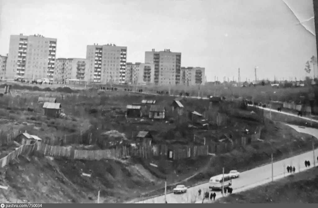 Южная дамба. Вверху - бульвар Гагарина и улица Старцева