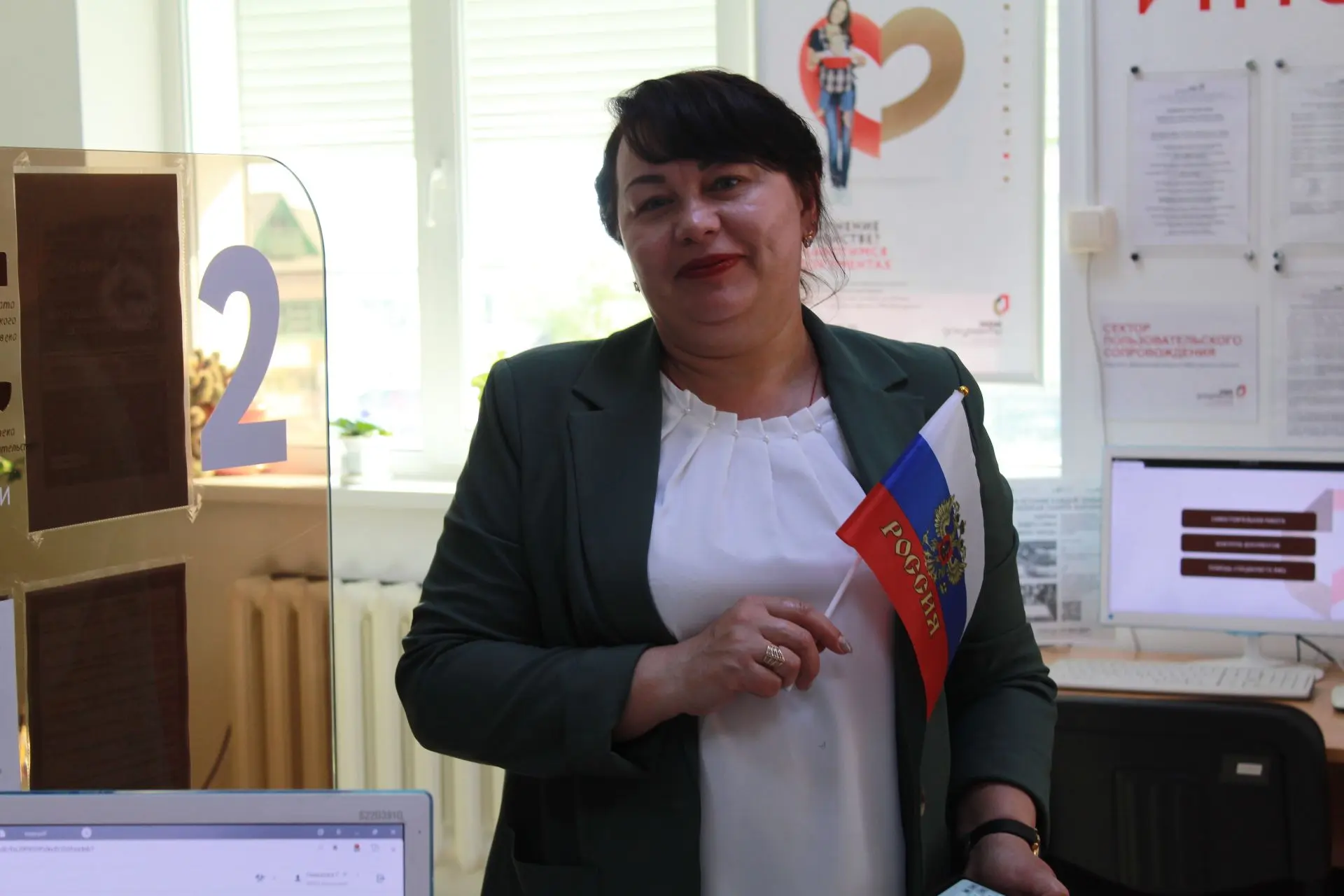 Сегодня администраторы Ононского филиала во время приема дарили всем заявителям Российский триколор�