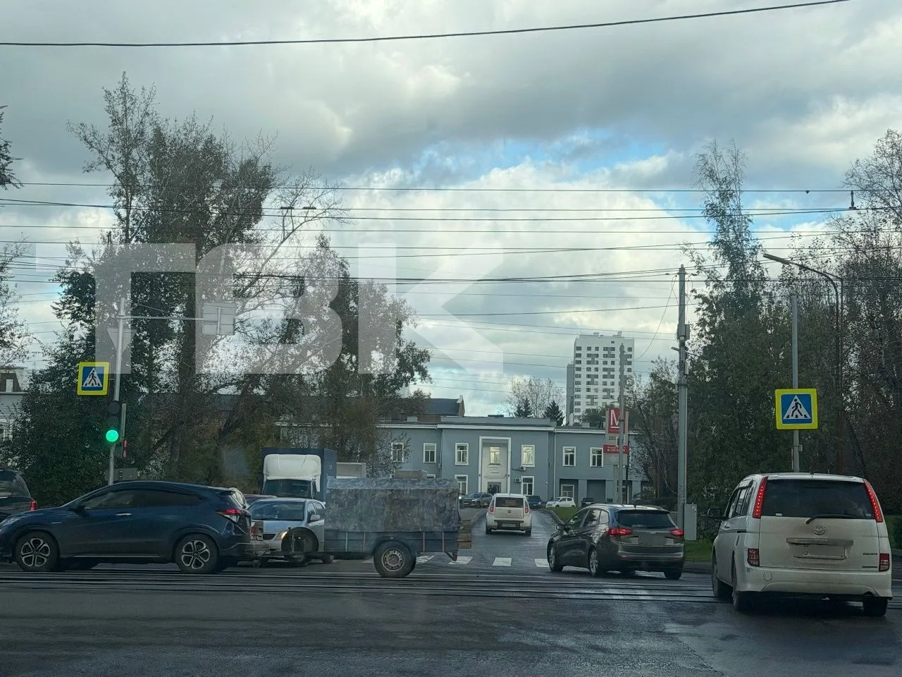 Красноярцы не могут выехать из ЖК из-за затора на близлежащей заправке