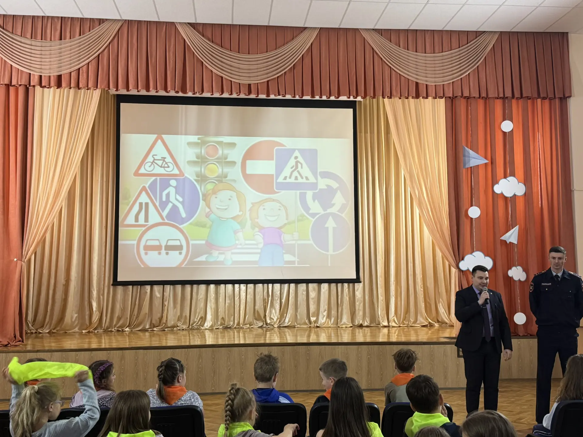 🚨 ВАЖНОЕ СОБЫТИЕ В «ВЕСНУШКАХ»! ☝️

К нам в гости приходил инспектор по пропаганде безопасности дор