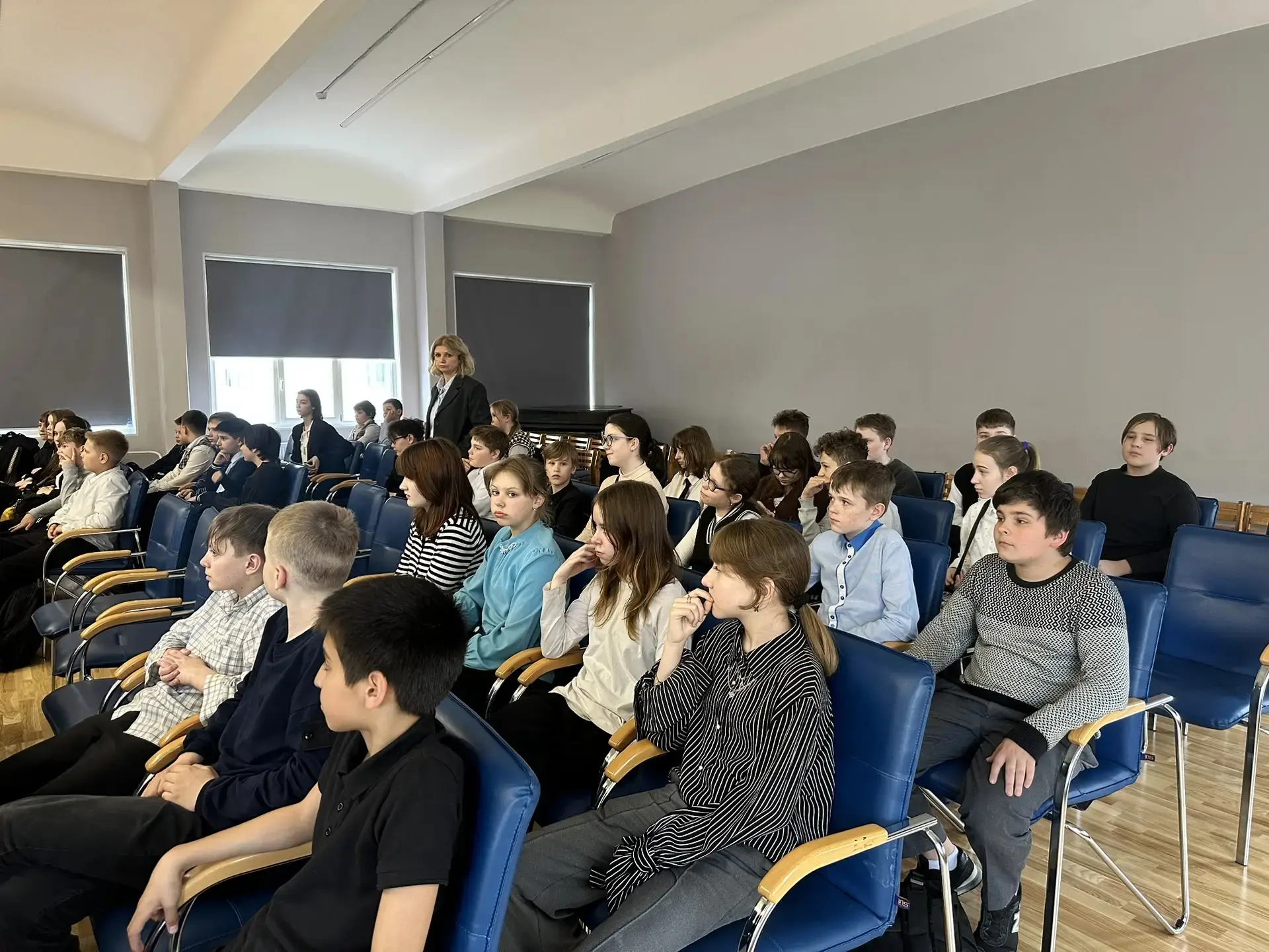 🎭 Сила быть собой: на площадке Ударников для 6-х классов прошел спектакль "Чучело" от театральной ст