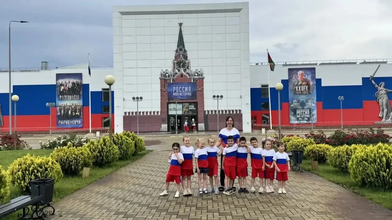 Сегодня в этот прекрасный праздник «День России» ребята группы Пчёлки с их родителями посетили музей