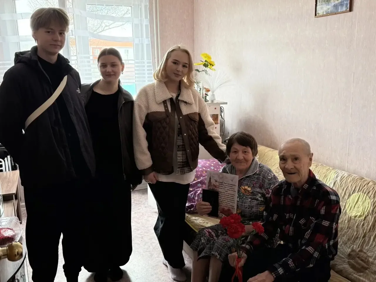 В рамках акции «Подарки ветерану» гастробар «Дом 12» поздравил того чьё детство пришлос...